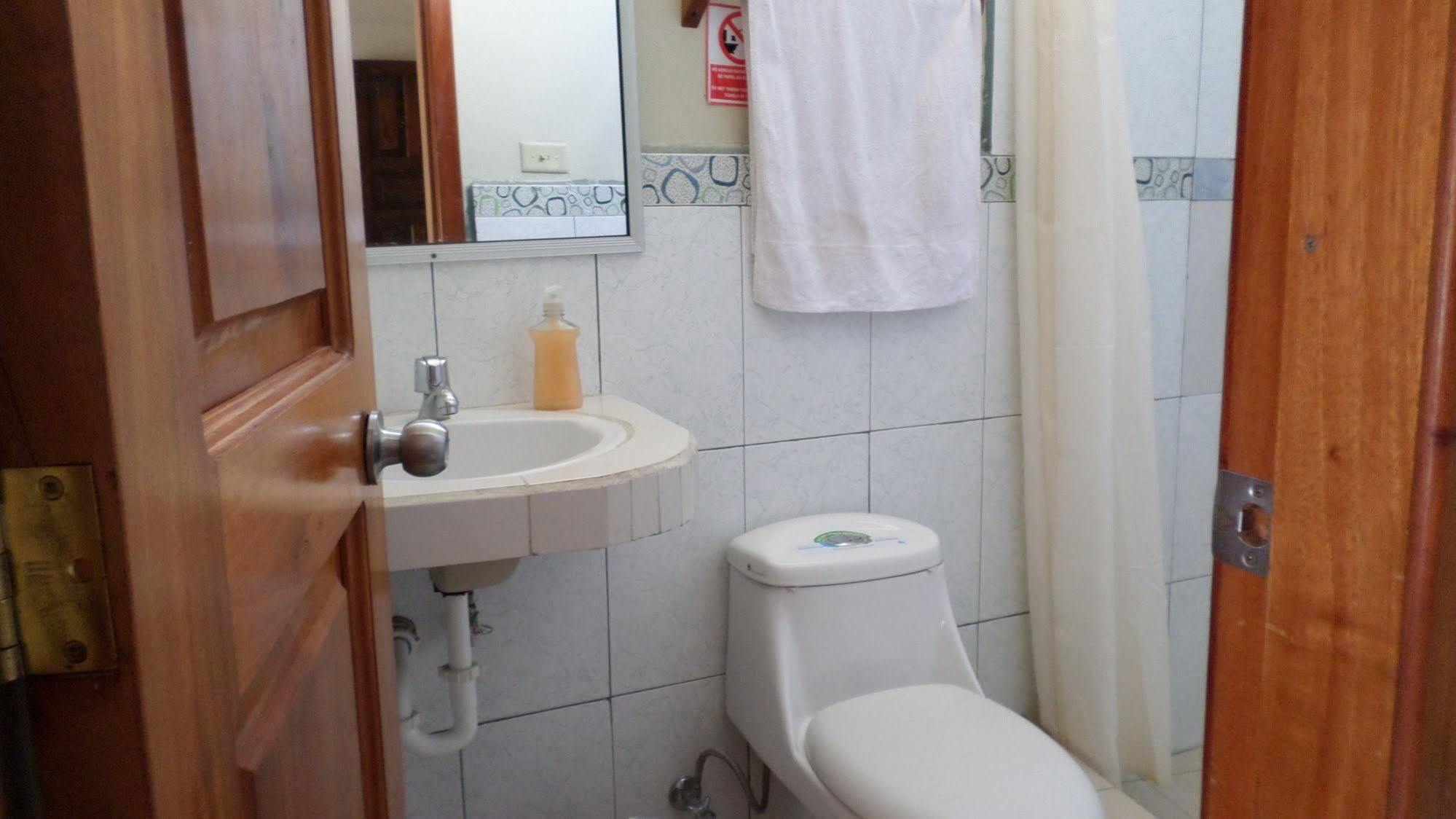 Hostal Miconia ปูแอร์โตอาโยรา ภายนอก รูปภาพ